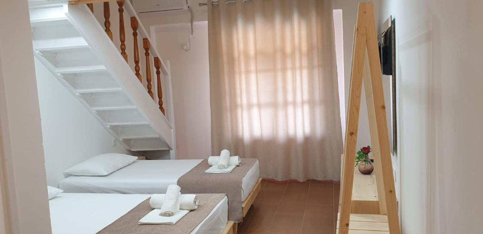 Apart-Hotel Llazari Himare Quarto foto