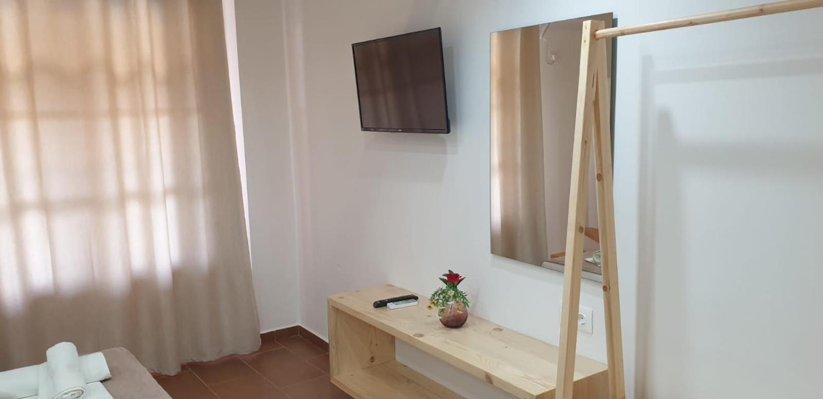Apart-Hotel Llazari Himare Quarto foto